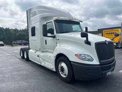 International LT625 Sleeper Semi Truck - 73" Integral Sleeper, Cummins 450HP, 10 Speed Automatic