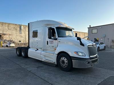 International LT625 Sleeper Semi Truck - 73" Integral Sleeper, Cummins 450HP, 12 Speed Automatic