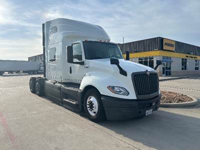 International LT625 Sleeper Semi Truck - 73" Integral Sleeper, Cummins 450HP, 12 Speed Automatic