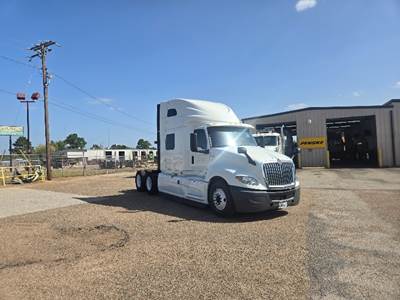 International LT625 Sleeper Semi Truck - 73" Integral Sleeper, Cummins 450HP, 12 Speed Automatic