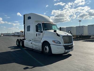 International LT625 Sleeper Semi Truck - 73" Integral Sleeper, 450HP, 12 Speed Automatic