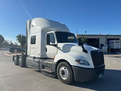International LT625 Sleeper Semi Truck - 73" Integral Sleeper, Cummins 450HP, 12 Speed Automatic