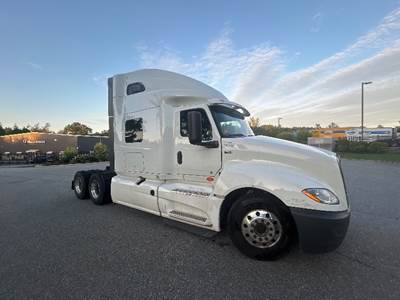 International LT625 Sleeper Semi Truck - 73" Integral Sleeper, Cummins 450HP, 13 Speed Automatic