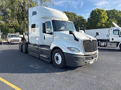 International LT625 Sleeper Semi Truck - 73" Integral Sleeper, Cummins 450HP, 12 Speed Automatic