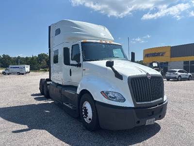 International LT625 Sleeper Semi Truck - 73" Integral Sleeper, Cummins 450HP, 12 Speed Automatic