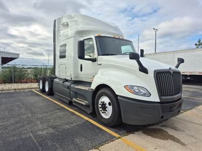 International LT625 Sleeper Semi Truck - 73" Integral Sleeper, Cummins 450HP, 12 Speed Automatic