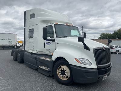 International LT625 Sleeper Semi Truck - 73" Integral Sleeper, Cummins 450HP, 12 Speed Automatic