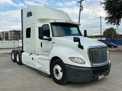 International LT625 Sleeper Semi Truck - 73" Integral Sleeper, Cummins 450HP, 12 Speed Automatic