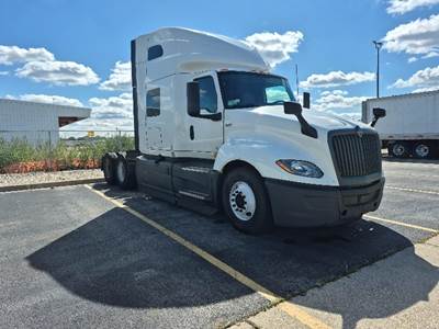 International LT625 Sleeper Semi Truck - 73" Integral Sleeper, Cummins 450HP, 12 Speed Automatic