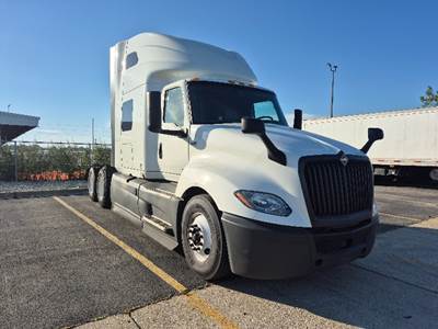 International LT625 Sleeper Semi Truck - 73" Integral Sleeper, Cummins 450HP, 12 Speed Automatic