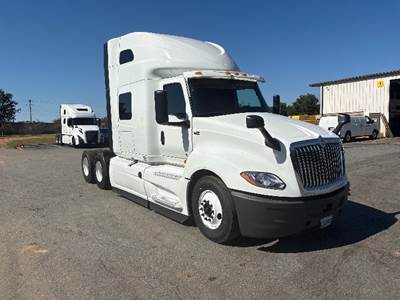 International LT625 Sleeper Semi Truck - 73" Integral Sleeper, Cummins 450HP, 13 Speed Automatic