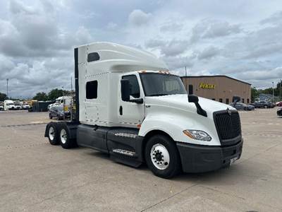 International LT625 Sleeper Semi Truck - 73" Integral Sleeper, Cummins 450HP, 12 Speed Automatic