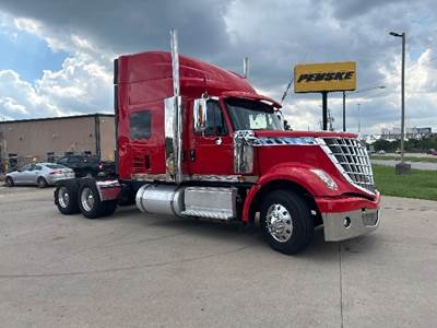 International LoneStar Sleeper Semi Truck - 73" Integral Sleeper, Cummins 550HP, 10 Speed Automatic