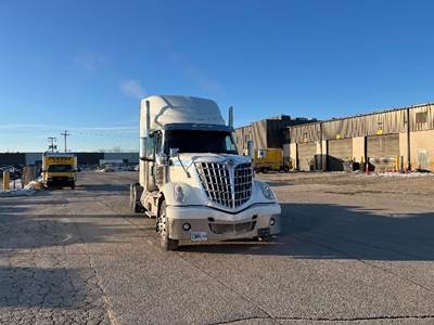 International LoneStar Sleeper Semi Truck - 73" Integral Sleeper, Cummins 485HP, 18 Speed Manual