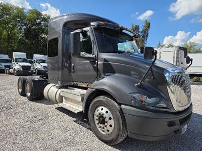 International RH613 Sleeper Semi Truck - 56" Integral Sleeper, 430HP, 10 Speed Manual