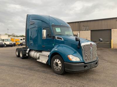 Kenworth T680 Sleeper Semi Truck - 76" Integral Sleeper, Paccar 450HP, 12 Speed Automatic