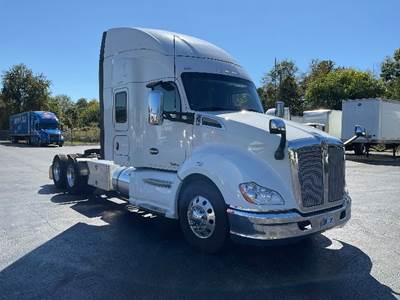 Kenworth T680 Sleeper Semi Truck - 38" Integral Sleeper, Cummins 500HP, 18 Speed Manual