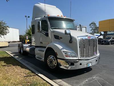 Peterbilt 579 Sleeper Semi Truck - 44" Integral Sleeper, Paccar 510HP, 18 Speed Manual