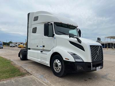 Volvo VNL42760 Single Axle Sleeper Semi Truck - 70" Integral Sleeper, 405HP, 12 Speed Automatic