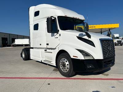 Volvo VNL42760 Single Axle Sleeper Semi Truck - 70" Integral Sleeper, 405HP, 12 Speed Automatic