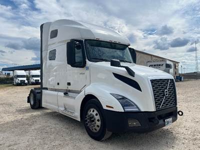 Volvo VNL42760 Single Axle Sleeper Semi Truck - 70" Integral Sleeper, 405HP, 12 Speed Automatic