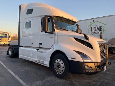 Volvo VNL42760 Single Axle Sleeper Semi Truck - 70" Integral Sleeper, 405HP, 12 Speed Automatic