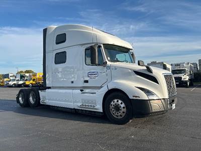 Volvo VNL62860 Single Axle Sleeper Semi Truck - 77" Integral Sleeper, 455HP, 12 Speed Automatic
