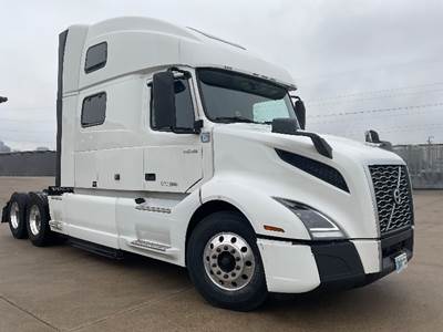Volvo VNL62860 Sleeper Semi Truck - 77" Integral Sleeper, 455HP, 12 Speed Automatic