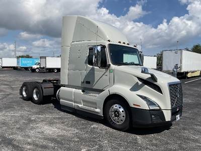 Volvo VNL64400 Sleeper Semi Truck - 42" Integral Sleeper, Cummins 500HP, 13 Speed Manual