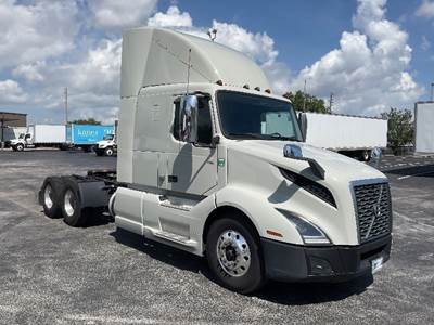 Volvo VNL64400 Sleeper Semi Truck - 42" Integral Sleeper, Cummins 500HP, 13 Speed Manual