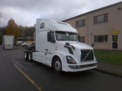 Volvo VNL64670 Sleeper Semi Truck - 61" Integral Sleeper, 425HP
