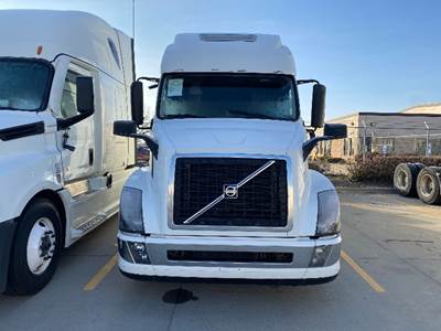 Volvo VNL64670 Sleeper Semi Truck - Integral Sleeper