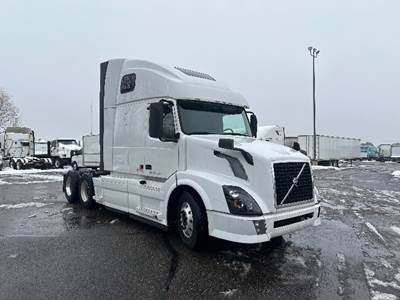Volvo VNL64670 Sleeper Semi Truck - Integral Sleeper, Cummins 415HP