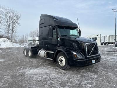 Volvo VNL64670 Sleeper Semi Truck - 61" Integral Sleeper, 455HP, 10 Speed Manual