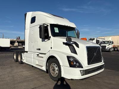 Volvo VNL64670 Sleeper Semi Truck - Integral Sleeper