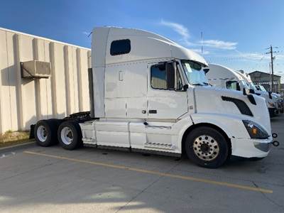 Volvo VNL64670 Sleeper Semi Truck - Integral Sleeper