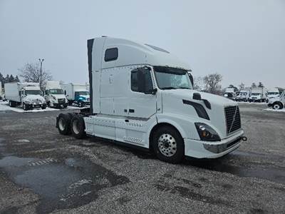 Volvo VNL64670 Sleeper Semi Truck - 61" Integral Sleeper, 425HP, 12 Speed Automatic