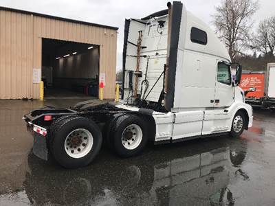 Volvo VNL64670 Sleeper Semi Truck - 61" Integral Sleeper, 425HP