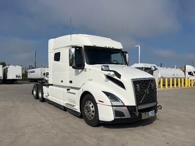 Volvo VNL64740 Sleeper Semi Truck - 70" Integral Sleeper, 455HP, 12 Speed Automatic