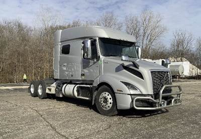 Volvo VNL64740 Sleeper Semi Truck - 70" Integral Sleeper, 455HP, 12 Speed Automatic