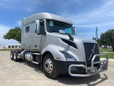 Volvo VNL64740 Sleeper Semi Truck - 70" Integral Sleeper, 455HP, 12 Speed Automatic