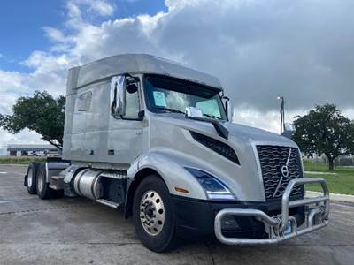 Volvo VNL64740 Sleeper Semi Truck - 70" Integral Sleeper, 455HP, 12 Speed Automatic