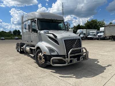 Volvo VNL64740 Sleeper Semi Truck - 70" Integral Sleeper, 455HP, 12 Speed Automatic