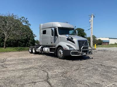 Volvo VNL64740 Sleeper Semi Truck - 70" Integral Sleeper, 455HP, 12 Speed Automatic