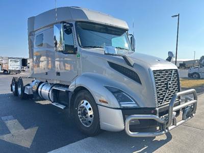 Volvo VNL64740 Sleeper Semi Truck - 70" Integral Sleeper, 455HP, 12 Speed Automatic