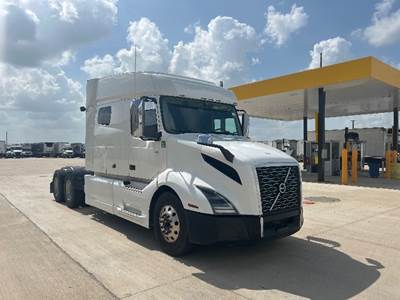 Volvo VNL64740 Sleeper Semi Truck - 70" Integral Sleeper, 455HP, 12 Speed Automatic