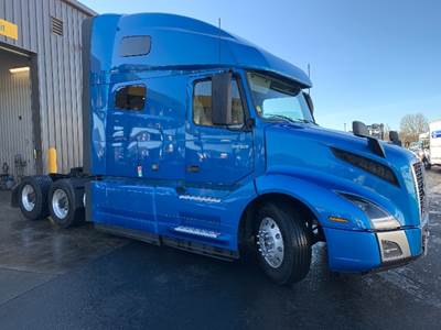 Volvo VNL64760 Sleeper Semi Truck - 77" Integral Sleeper, 450HP, 12 Speed Automatic
