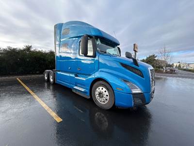 Volvo VNL64760 Sleeper Semi Truck - 77" Integral Sleeper, 425HP, 12 Speed Automatic