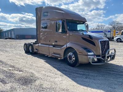 Volvo VNL64760 Sleeper Semi Truck - 70" Integral Sleeper, 455HP, 12 Speed Automatic