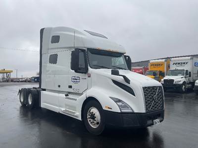 Volvo VNL64760 Sleeper Semi Truck - 70" Integral Sleeper, 425HP, 12 Speed Automatic